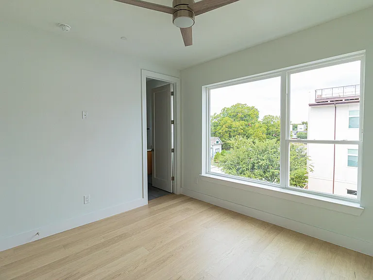 4210 Roseland Ave #104 — Photo 21