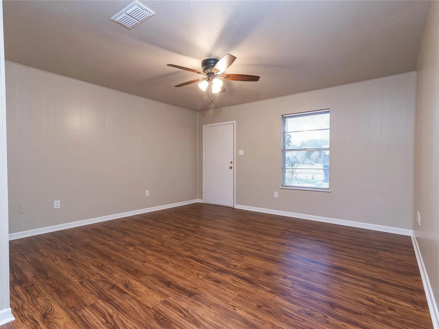 1 bed, 1.0 bath, 900 sqft, $1,100 — Photo 3