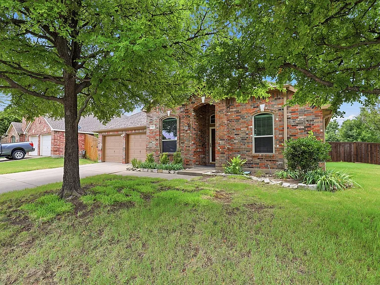 751 Trail Dr — Photo 2