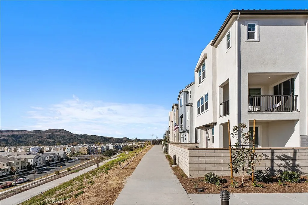 3 bed, 1597 sqft, $7,250 — Photo 4
