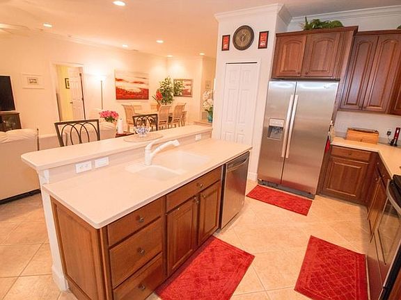 5th image of 202 Silver Falls Dr