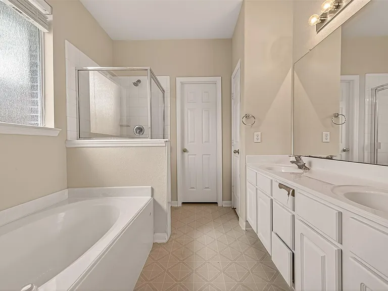 13915 Maleewan Ln — Photo 33