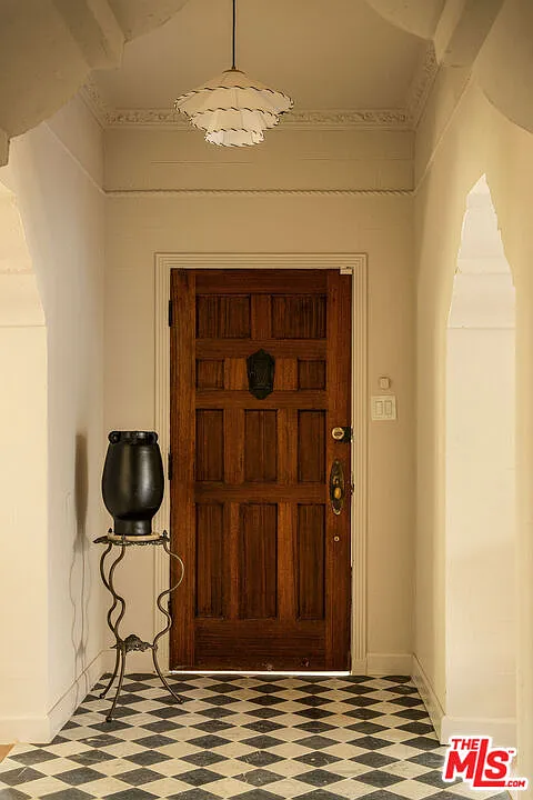 3 bed, 3.5 bath, 2300 sqft, $7,995 — Photo 2