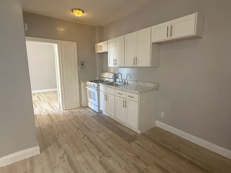 129 Schofield St #2R — Photo 2