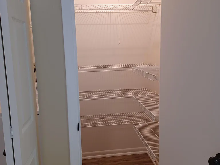 582 Moull St — Photo 24