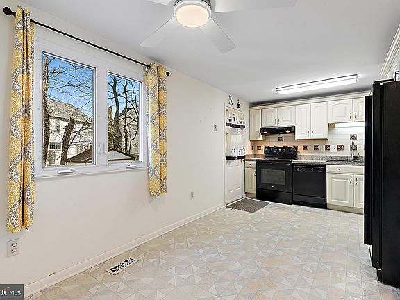 5th image of 621 Glynita Cir