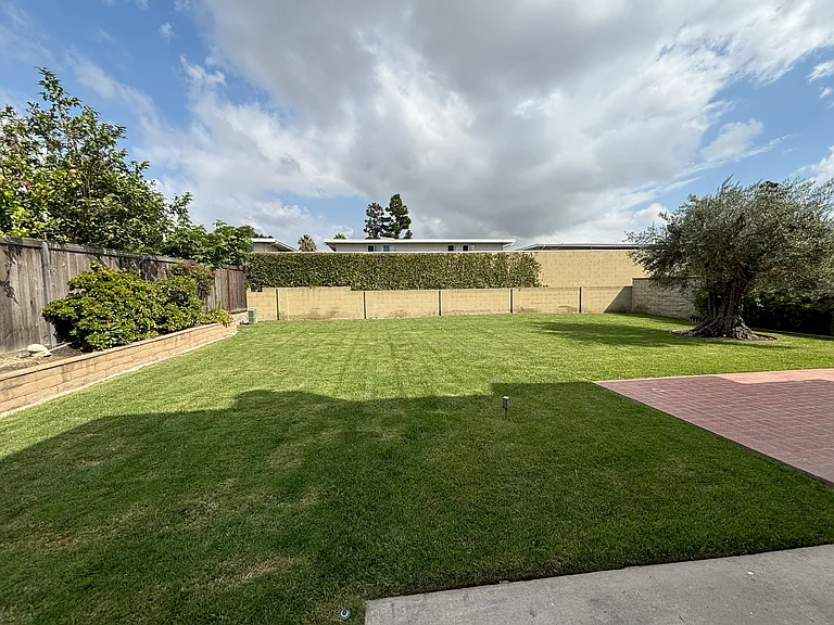 9021 Hyde Park Dr — Photo 32