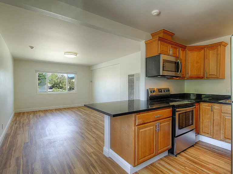 805 W 9th St — Photo 10