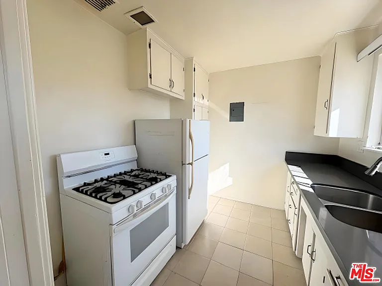 470 S Mariposa Ave #16 — Photo 4