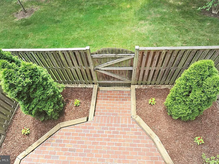 7411 Salford Ct — Photo 24