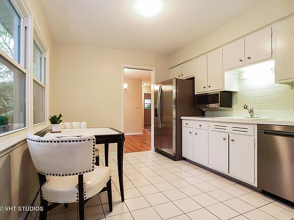 5th image of 909 Castlewood Ln