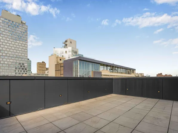 555 Waverly Avenue image 4 of 24