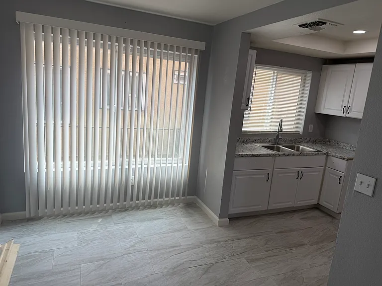 2255 E Sunrise Ln #B — Photo 5