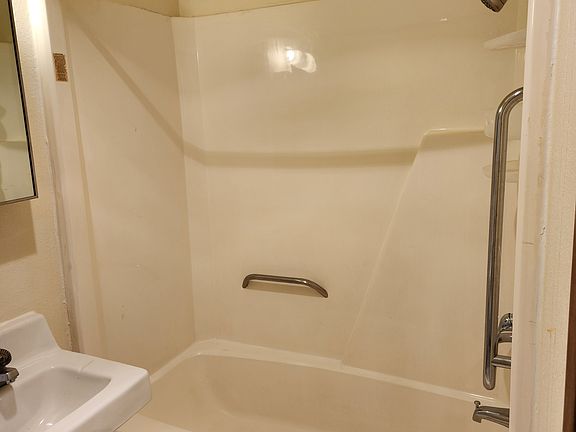 4th image of 906 Vincent St #19
