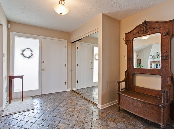3rd image of 207 Acorn Ct