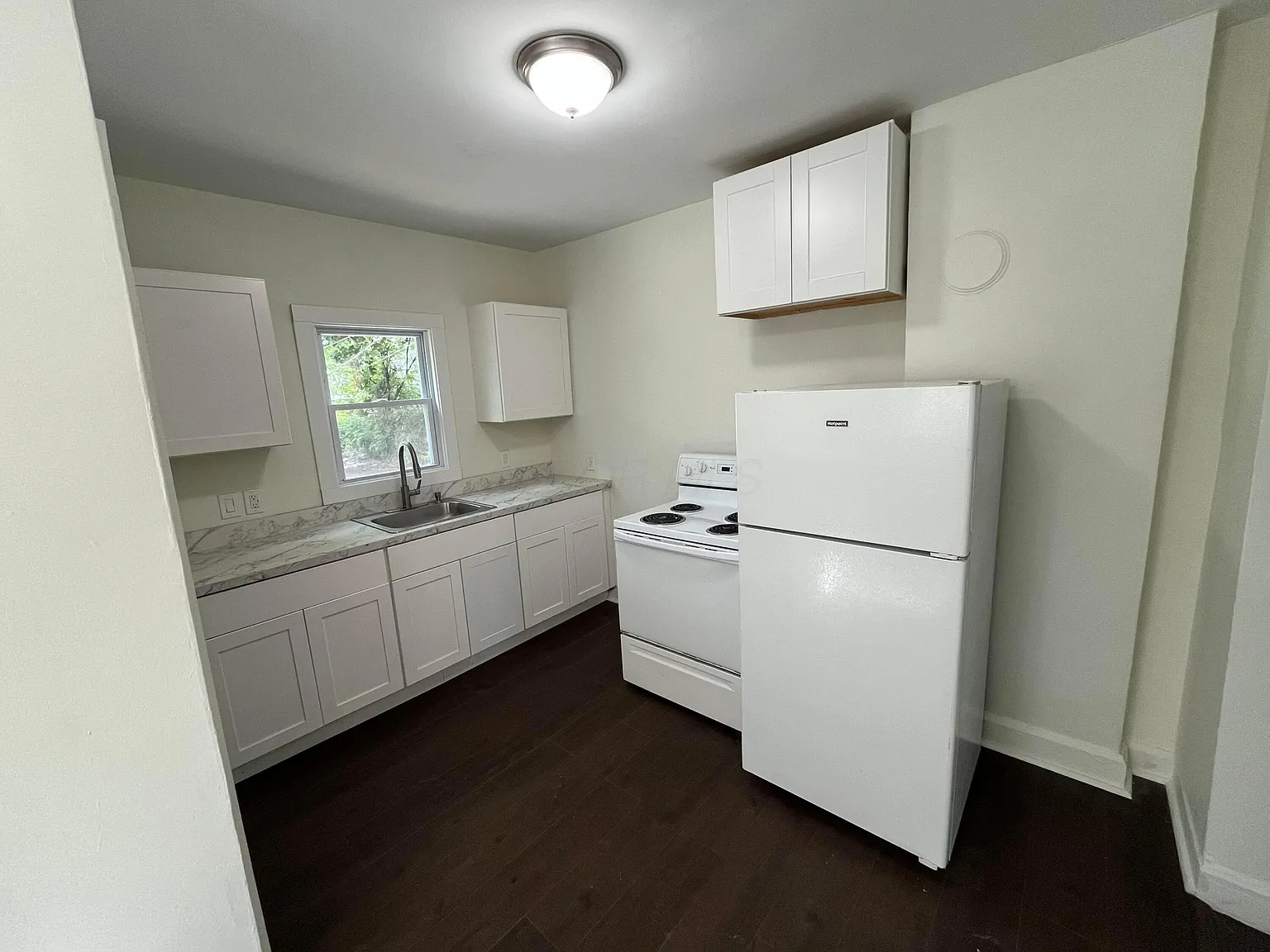 3 bed, 1.0 bath, 2352 sqft, $1,250 — Photo 3