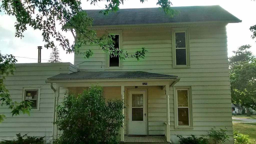 225 Oak St photo 1