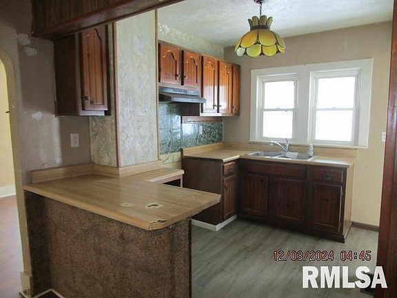 4th image of 308 W Moore Pl