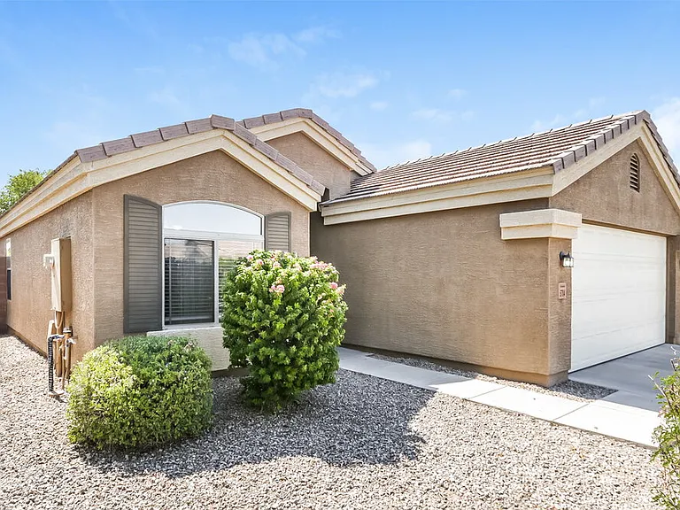 5704 S 32nd Dr — Photo 3