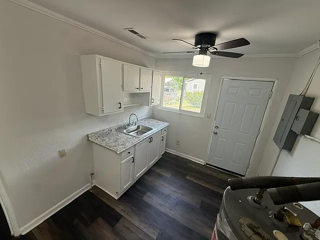 1800 Carson Ave — Photo 6