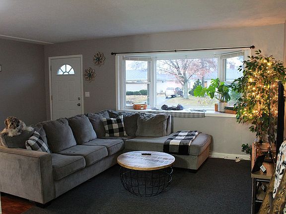5th image of 420 Sherwood Dr E