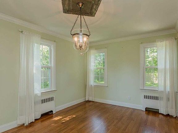 4th image of 7 Jarvis Ct
