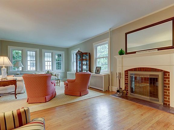 4th image of 21 Amherst Ct