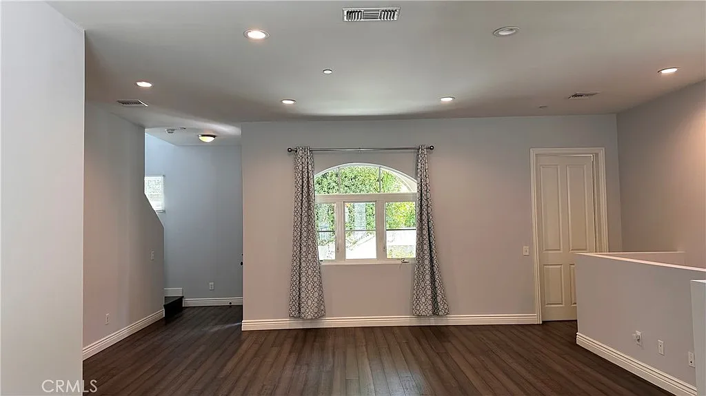 4 bed, 3.5 bath, 2000 sqft, $4,500 — Photo 1