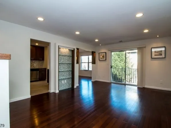 22 Frankie Ln, East Hanover, NJ 07936