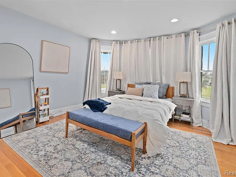 370 E Grand Blvd — Photo 13
