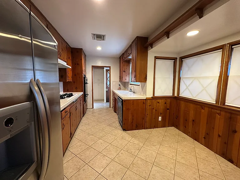 4411 Mammoth Ave — Photo 7