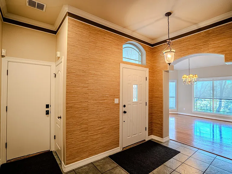 218 Hazeltine Dr — Photo 3