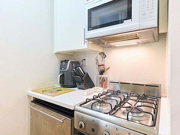 5th image of 509 E 77th St APT 5L
