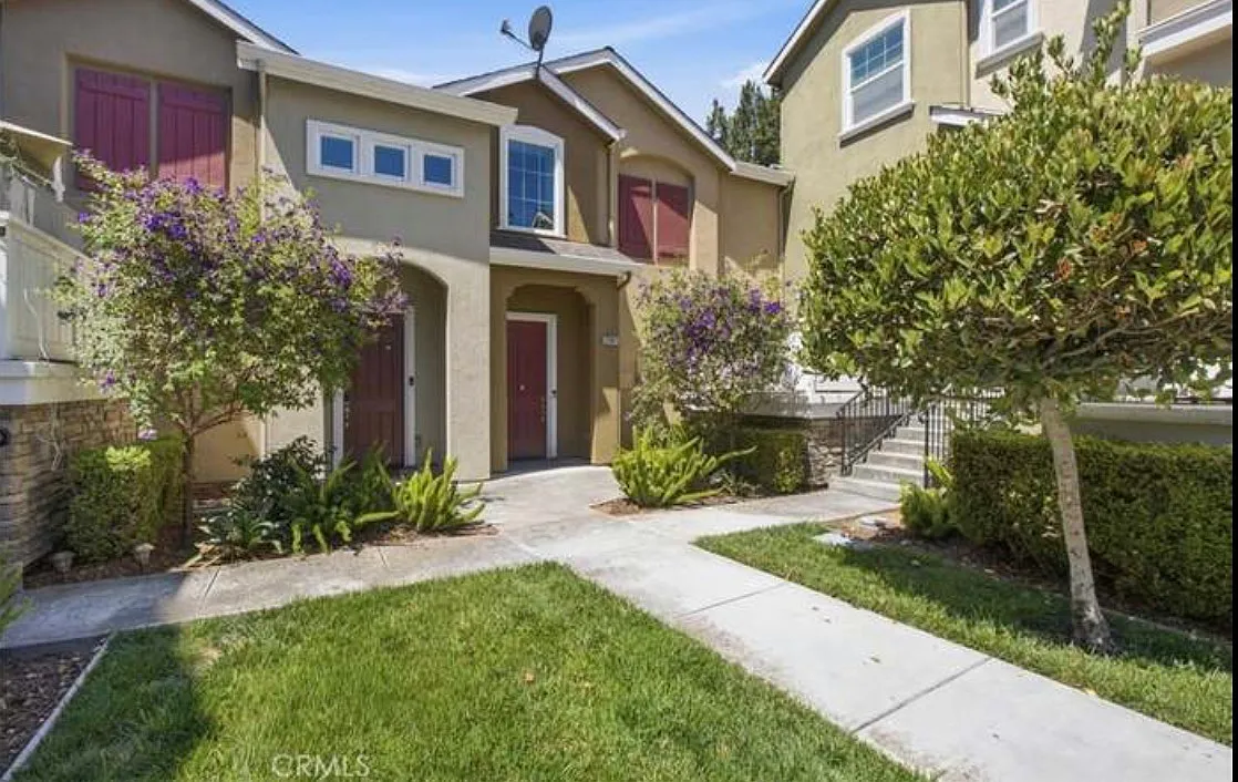 3 bed, 2.5 bath, 1560 sqft, $4,100 — Photo 1