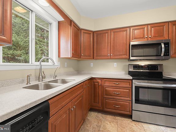 3rd image of 1103 Holliday Ln