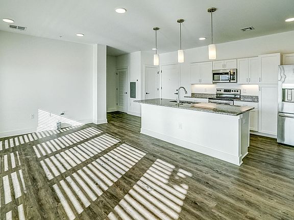 4th image of 1035 Heathercroft Cir #209