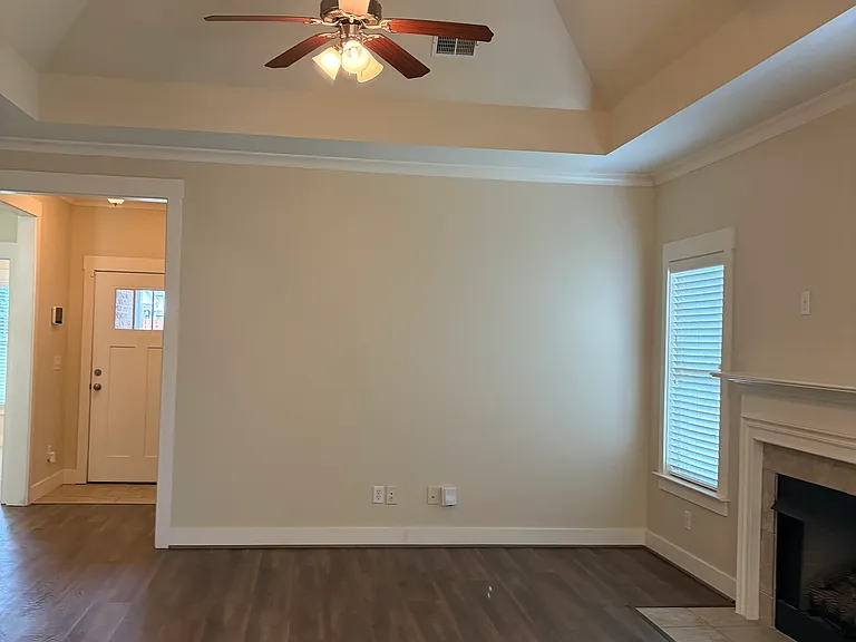 1045 Crawford Ct — Photo 4