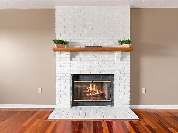 3rd image of 827 Windgap Dr