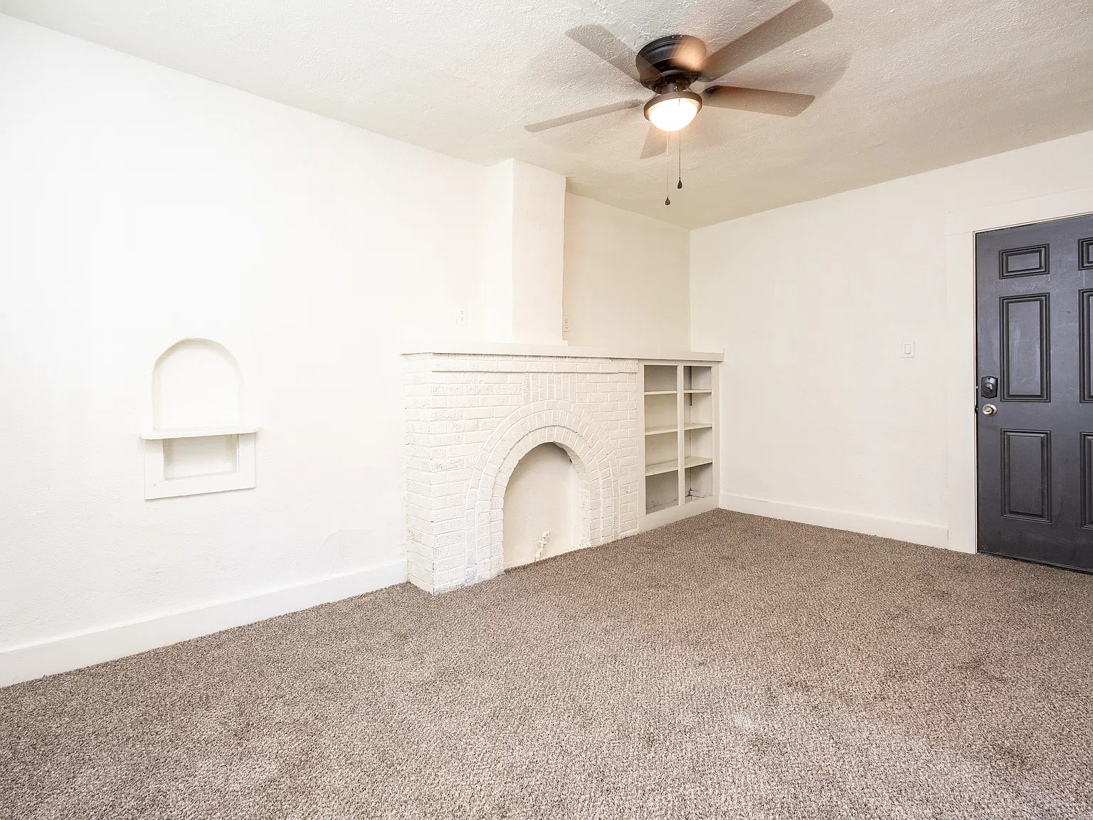 2347 N Wellington Pl — Photo 4