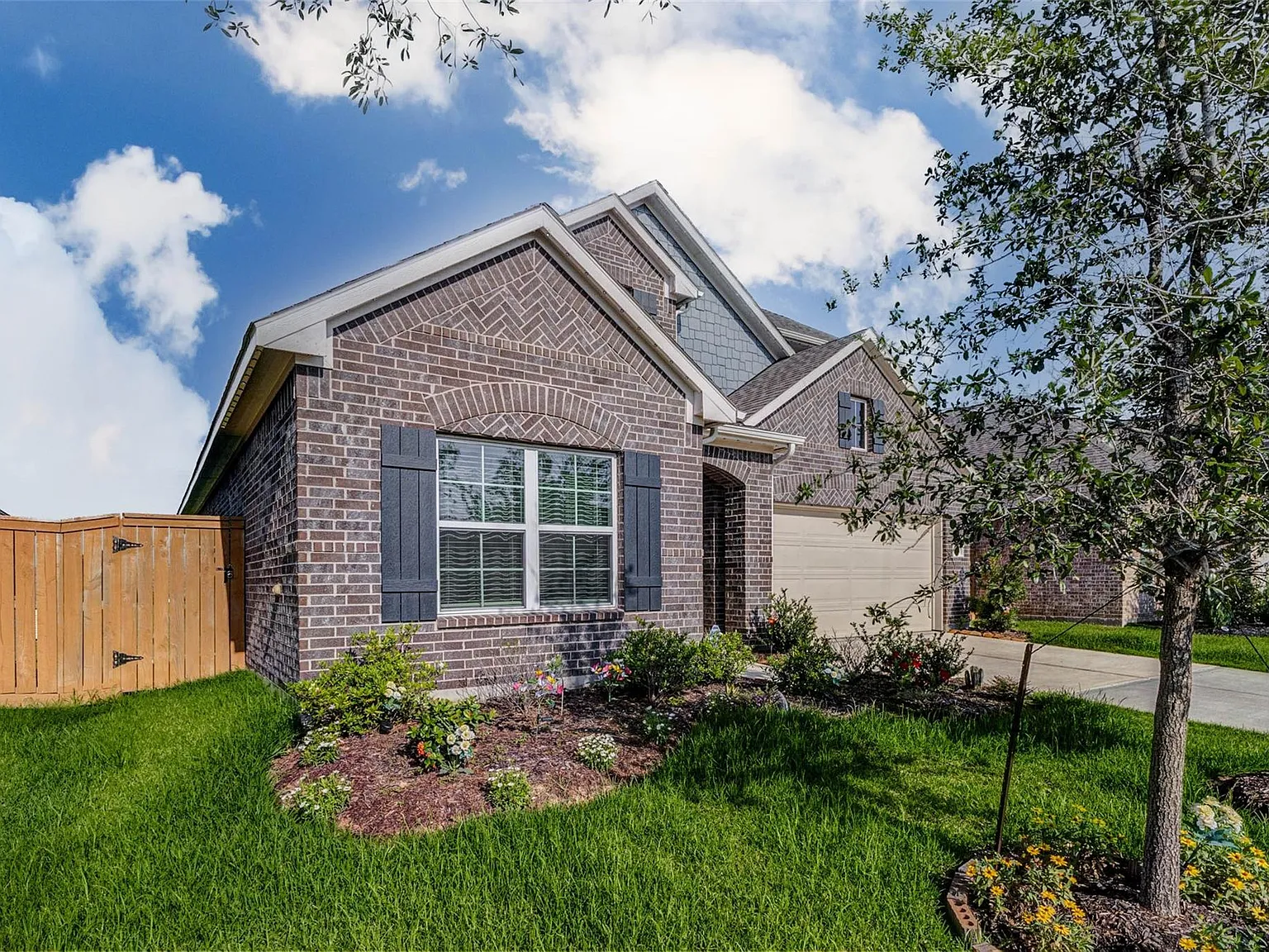 4 bed, 3.5 bath, 2488 sqft, $2,900 — Photo 2