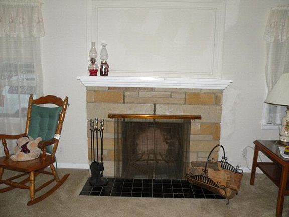4th image of 389 Forest St