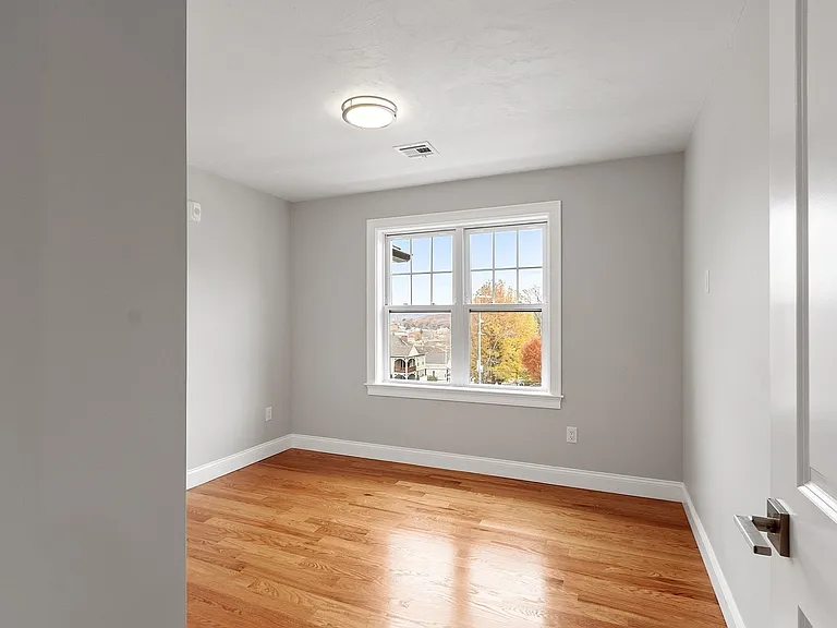 10 Windsor St #1 — Photo 25