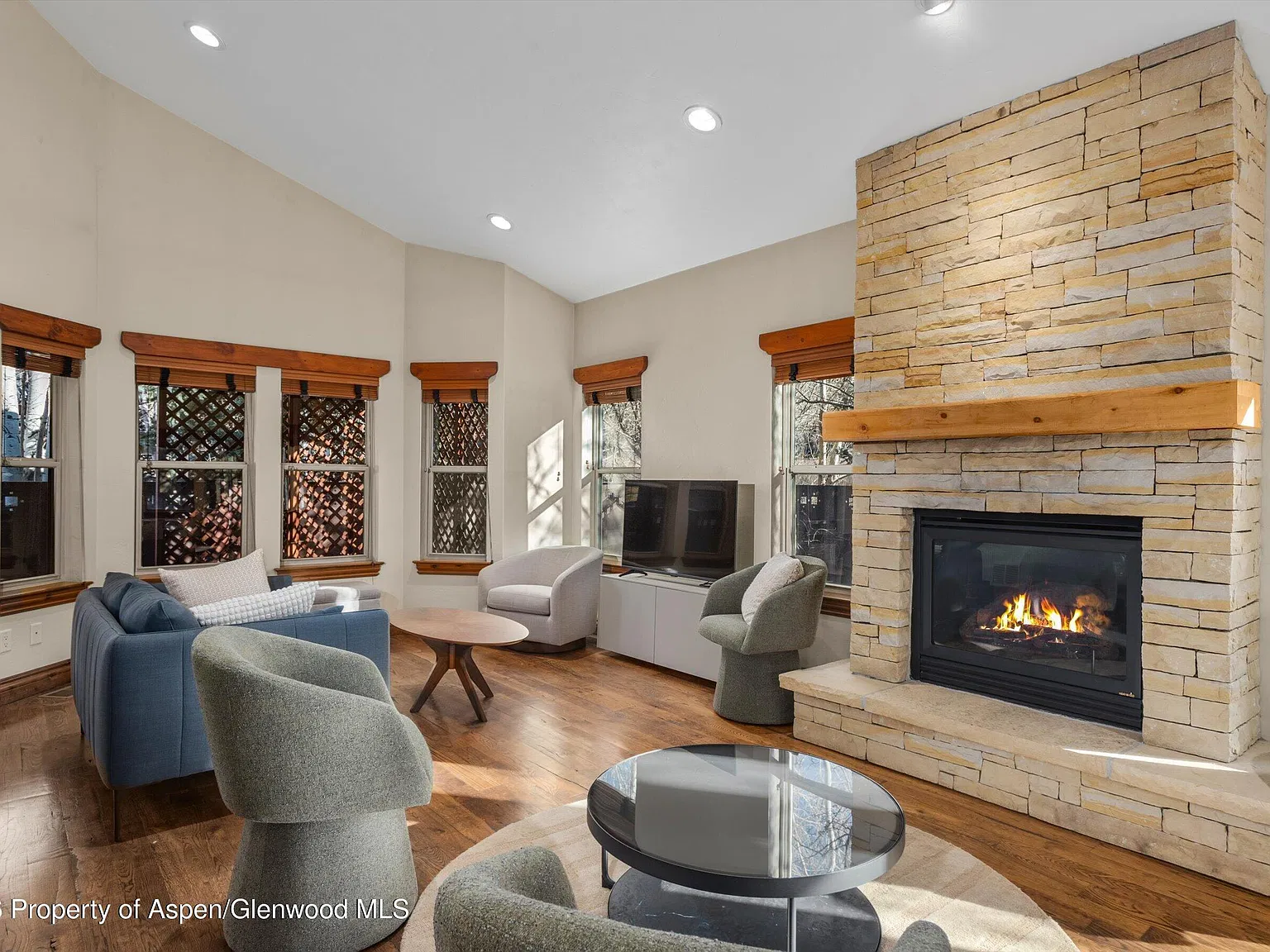 3 bed, 2.5 bath, 2328 sqft, $7,250 — Photo 2
