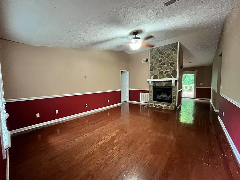 172 Kathryn Dr — Photo 2