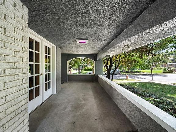 4th image of 810 W 38th St