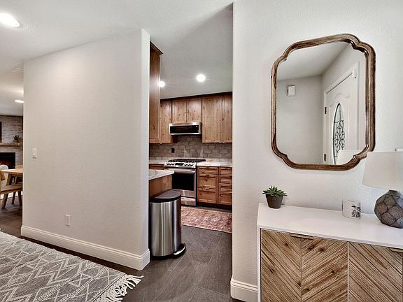 5th image of 1087 Marjorie St
