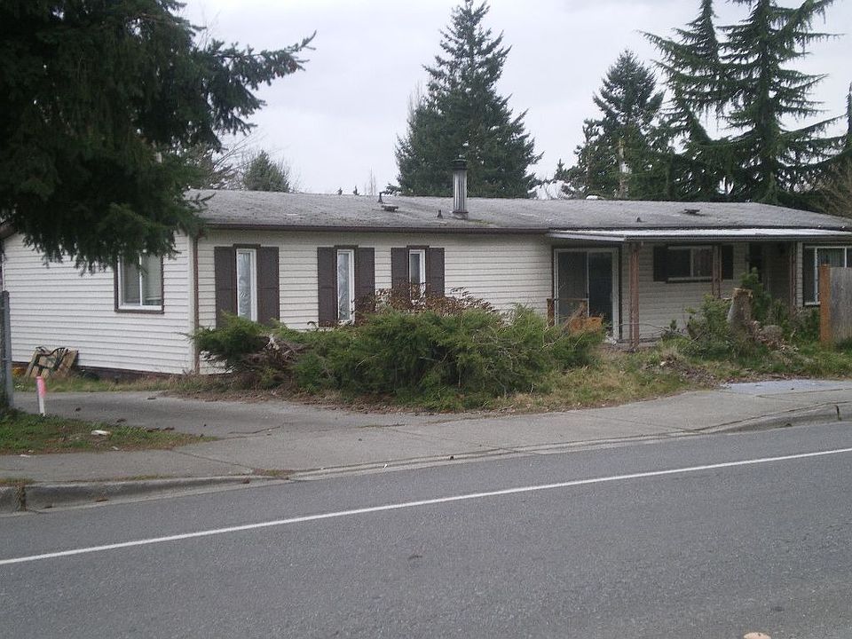 Double wide manufactured home on more than 1/4 acre