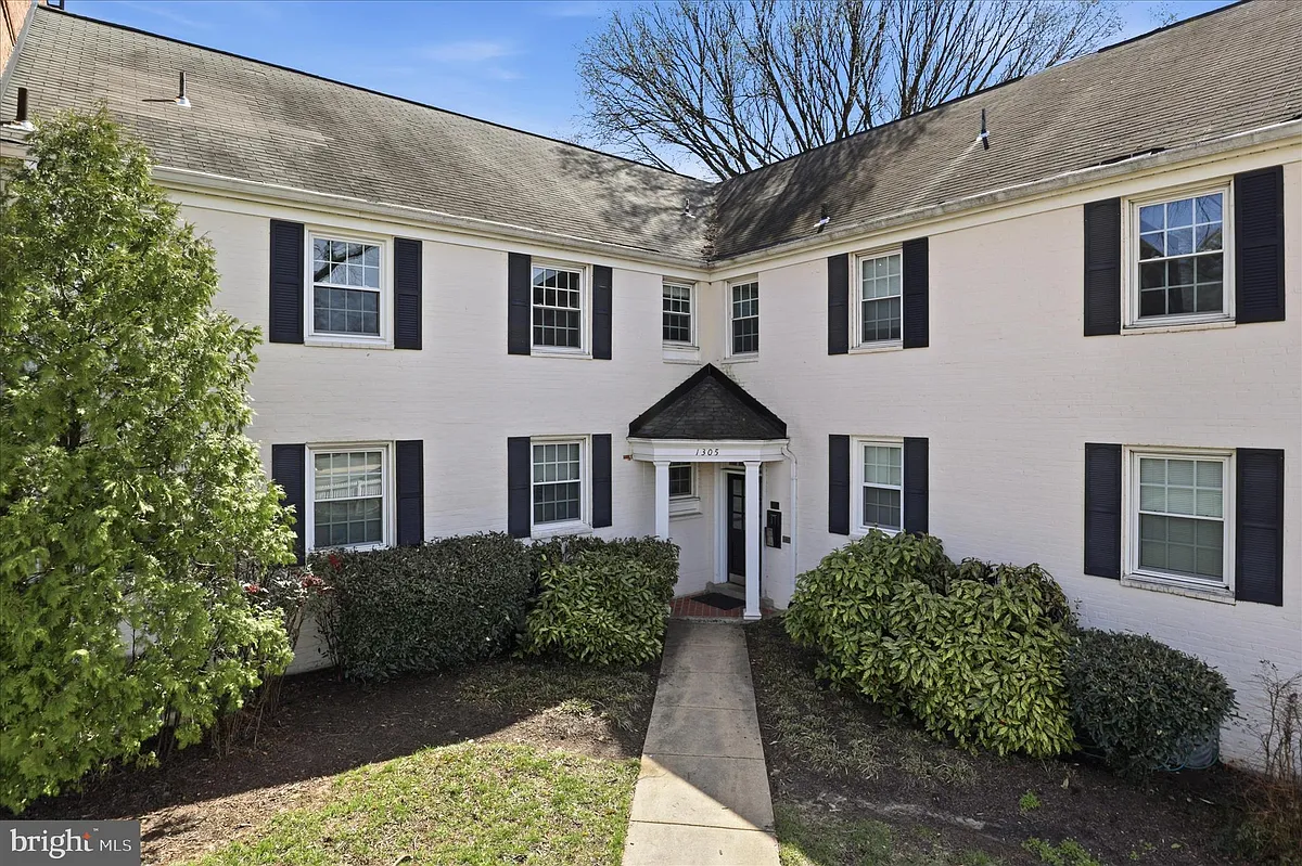 Building Photo - 1305 S Walter Reed Dr #201