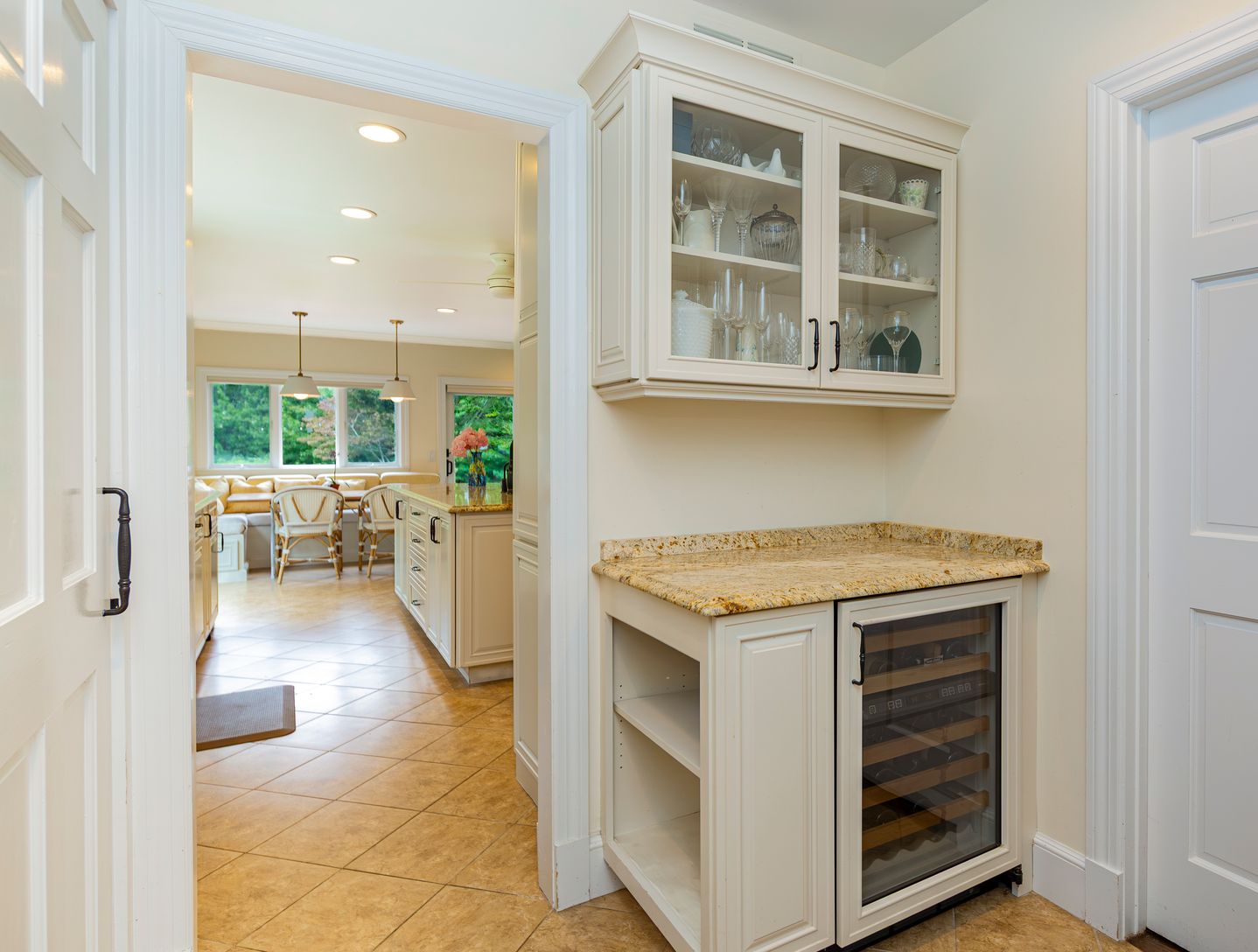  Wet Bar, laundry area