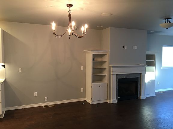 LT w/ natural gas fireplace